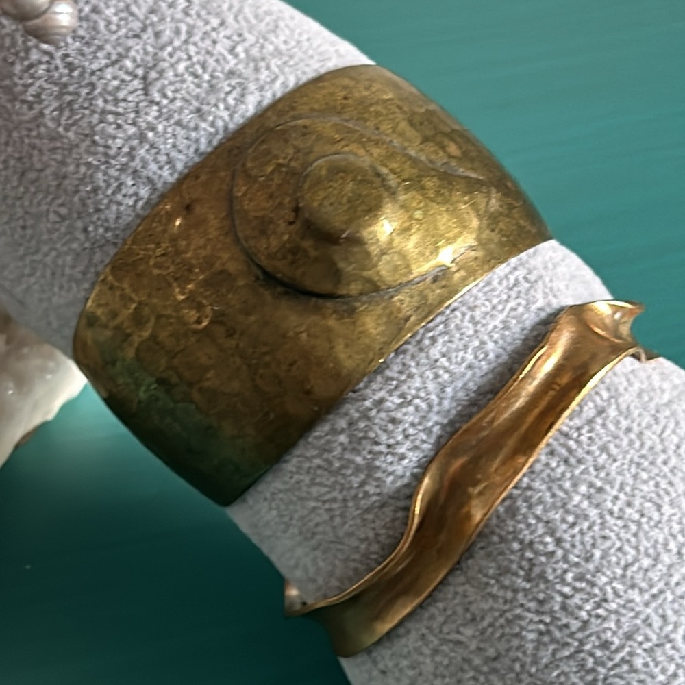 Vintage 2 Piece Collection Brass Antique Gold Colored Hammered Cuff Bracelets - Picture 7 of 8